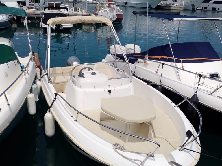 Pronájem lodi Jeanneau Cap Camarat 555 v Antibes na Samboatu