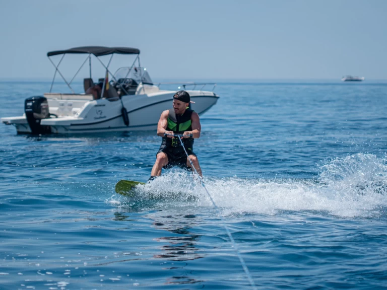 Pronájem Motorová loď Quicksilver s licencí