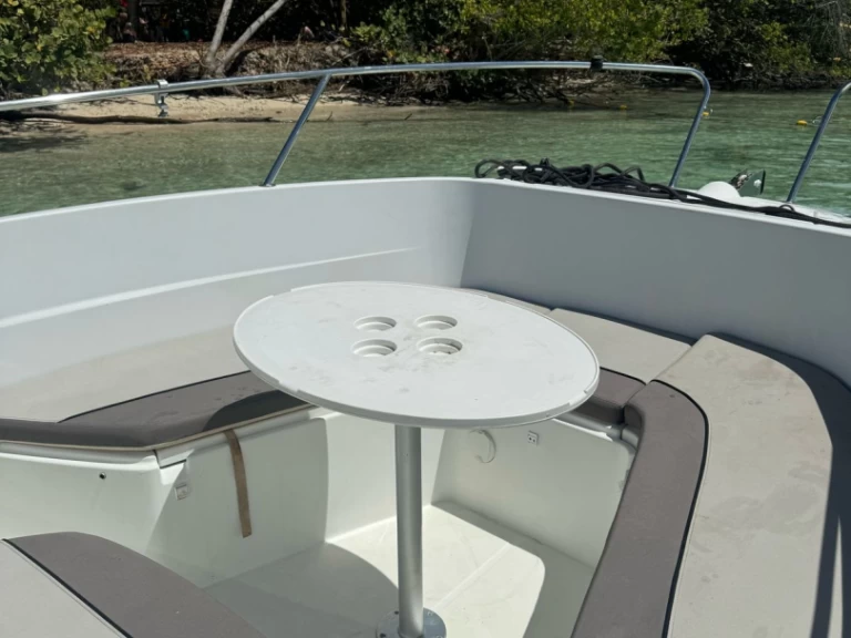 Jeanneau Cap Camarat 7.5 CC jednotlivci a charterové společnosti v Pointe-à-Pitre