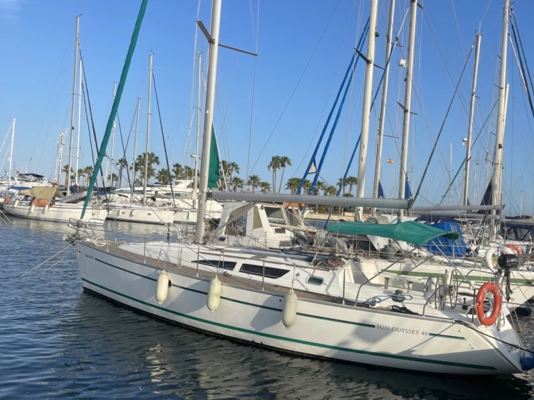 Pronajmout Plachetnice se skipperem či ne Jeanneau v Valencie