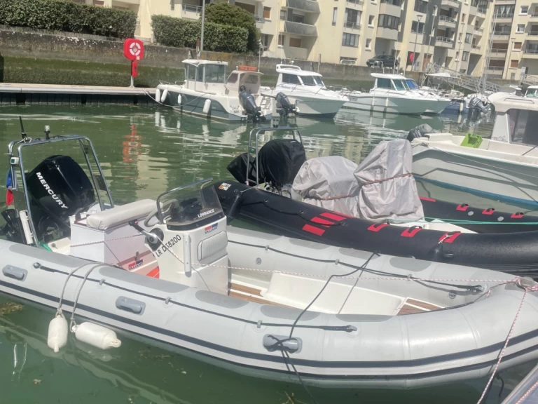 Pronájem Polotuhá loď Valiant s licencí