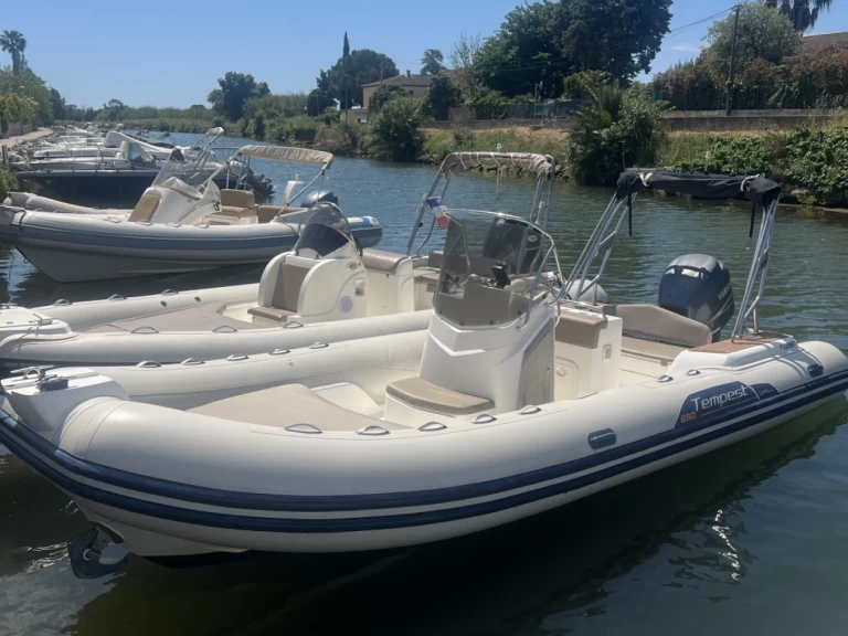 Capelli Capelli 690 jednotlivci a charterové společnosti v Hyeres