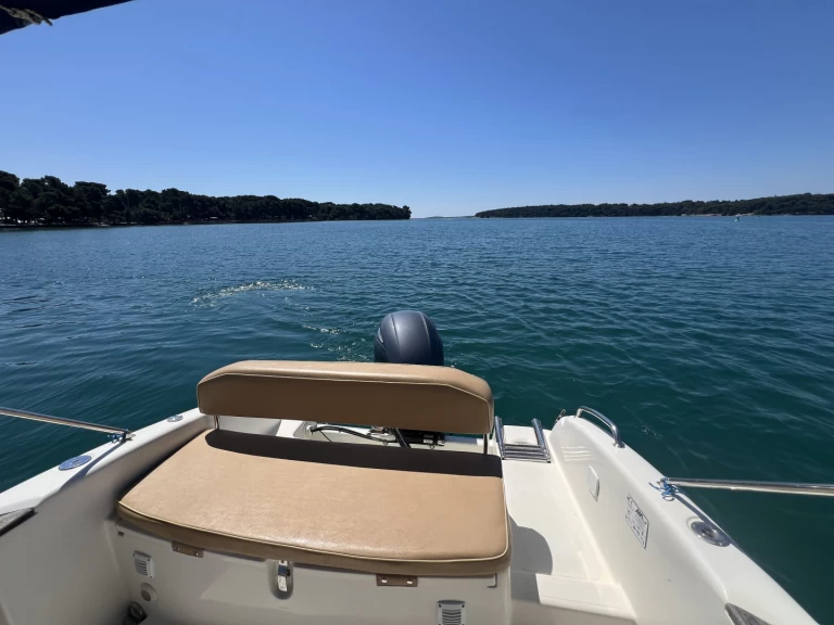 Marea 22 jednotlivci a charterové společnosti v Medulin