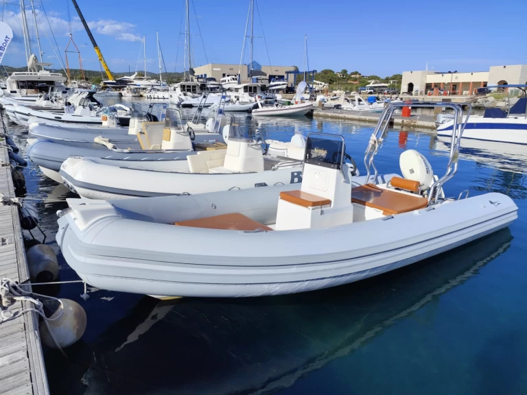 Polotuhá loď k pronájmu v Villasimius za nejlepší cenu