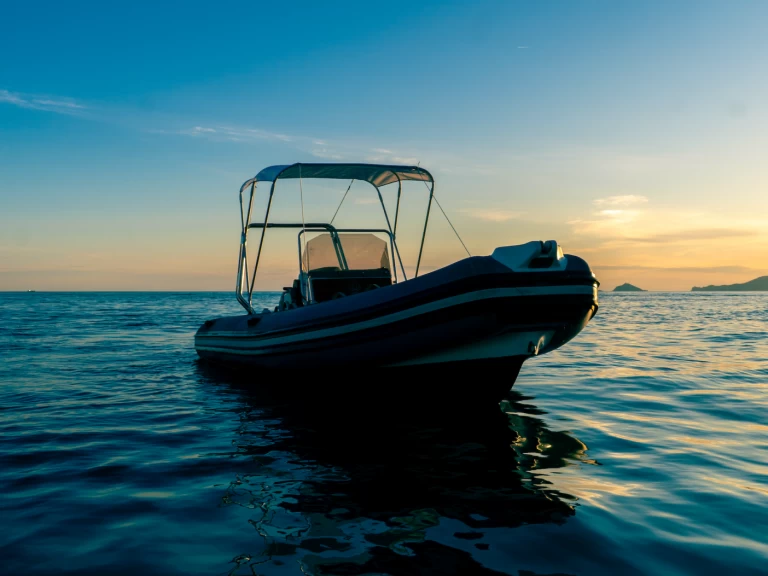 Pronájem Polotuhá loď Joker Boat s licencí