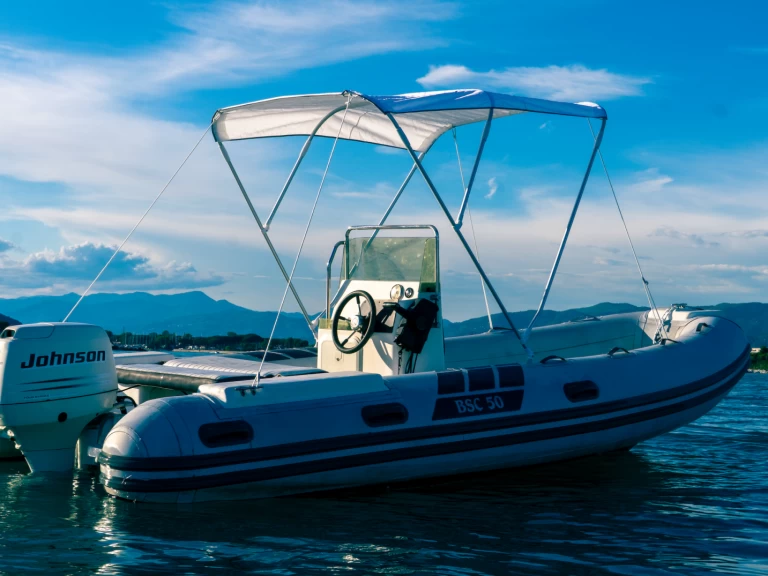 Polotuhá loď k pronájmu v Bocca di Magra za nejlepší cenu