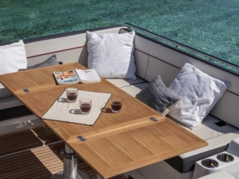 Motorová loď k pronájmu v La Trinité-sur-Mer za nejlepší cenu