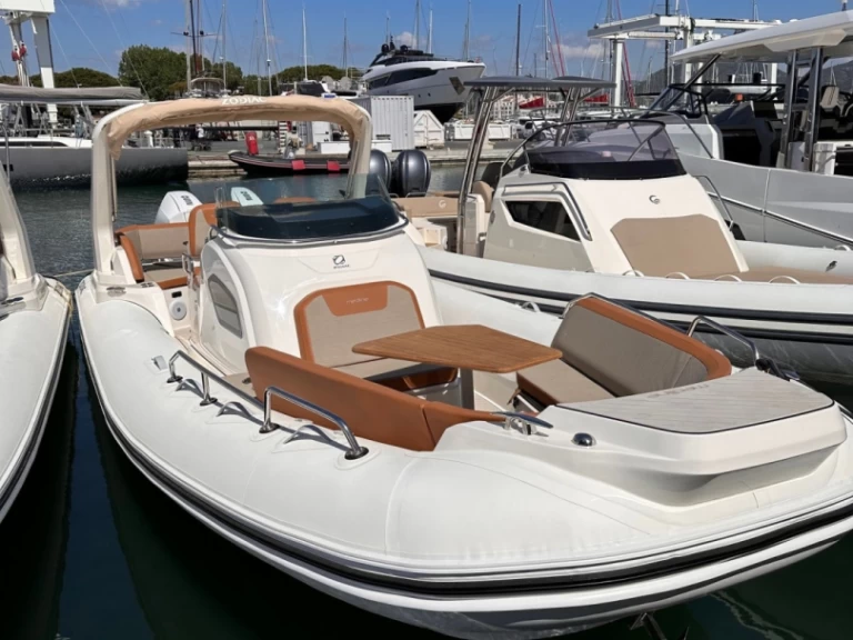 Pronájem lodi Zodiac Medline 9 v Cogolin na Samboatu