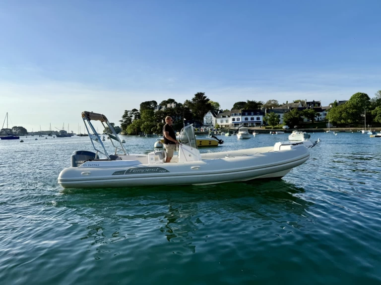 Polotuhá loď k pronájmu v Port de Sainte-Marine za nejlepší cenu