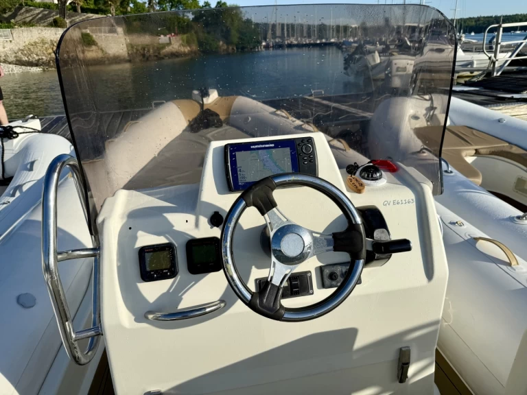 Pronájem jachty v Port de Sainte-Marine -Zodiac Medline 740 na Samboatu