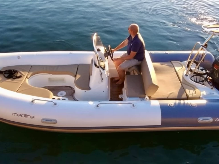 Polotuhá loď k pronájmu v Port de Sainte-Marine za nejlepší cenu