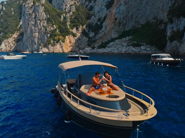 Nautica Esposito Positano 32 jednotlivci a charterové společnosti v Capri