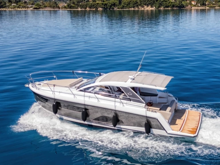 Pronajmout si Sealine S335 v Korfu