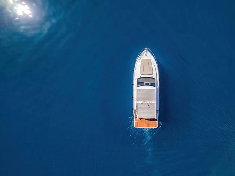 Pronájem lodi Sealine S335 v Korfu na Samboatu