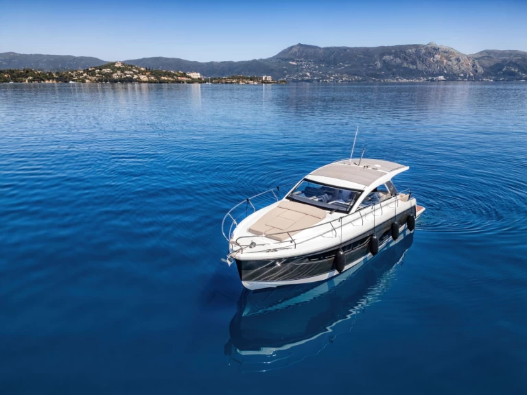 Pronajmout Motorová loď se skipperem či ne Sealine v Korfu