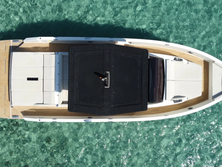 De Antonio  D42 Open jednotlivci a charterové společnosti v Ibiza Town