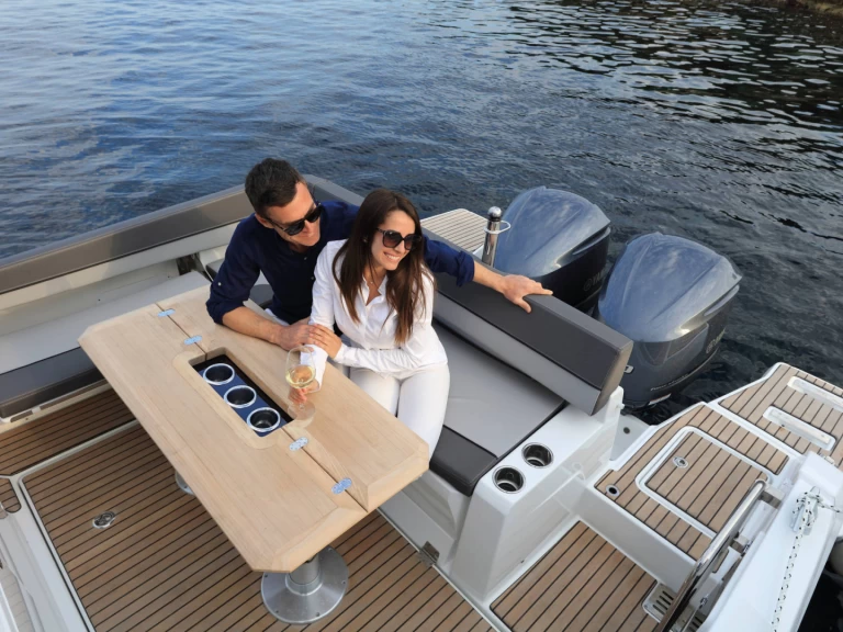 Pronájem jachty v Port des Marines de Cogolin -Jeanneau Cap Camarat 9.0 CC na Samboatu