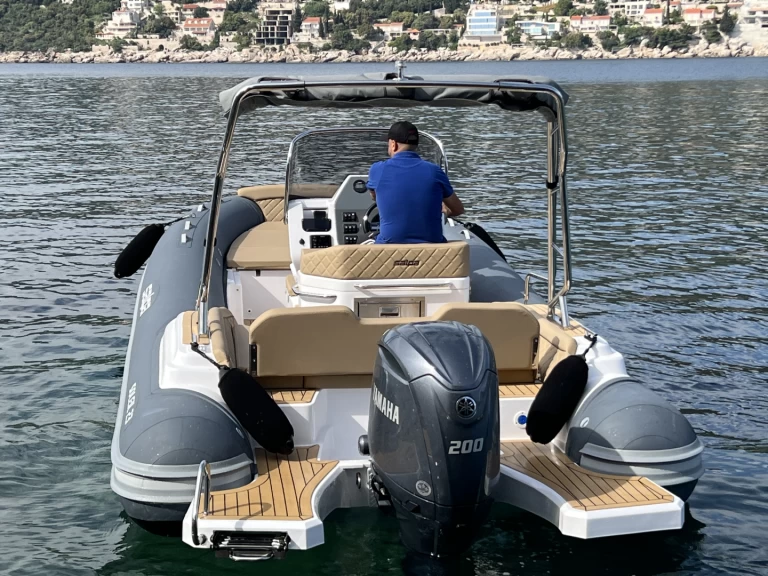 Pronájem Polotuhá loď Salpa s licencí