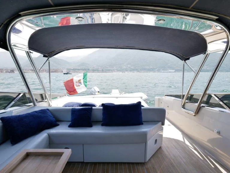 Motorová loď k pronájmu v Capri za nejlepší cenu