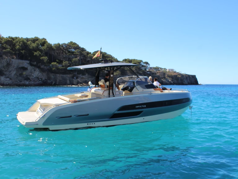 Pronajmout si Invictus  GT 320 v El Toro