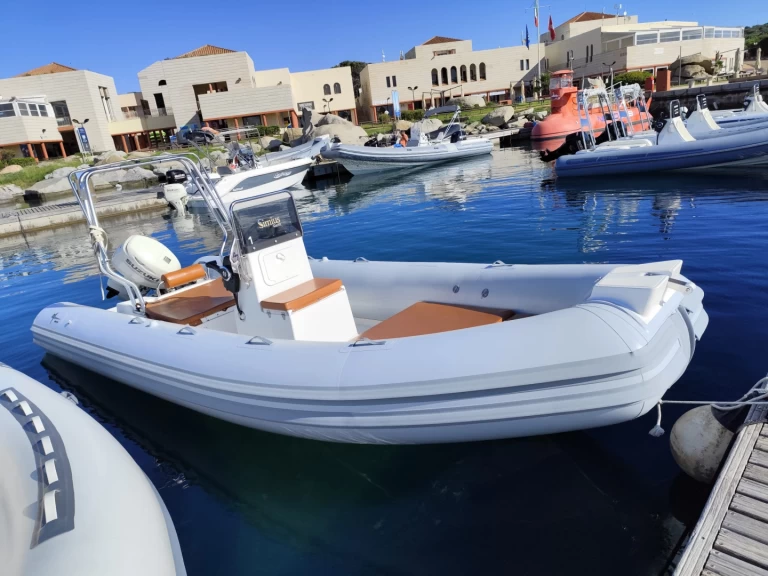 Polotuhá loď k pronájmu v Villasimius za nejlepší cenu