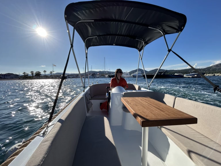 Valory 475 jednotlivci a charterové společnosti v Port Grimaud