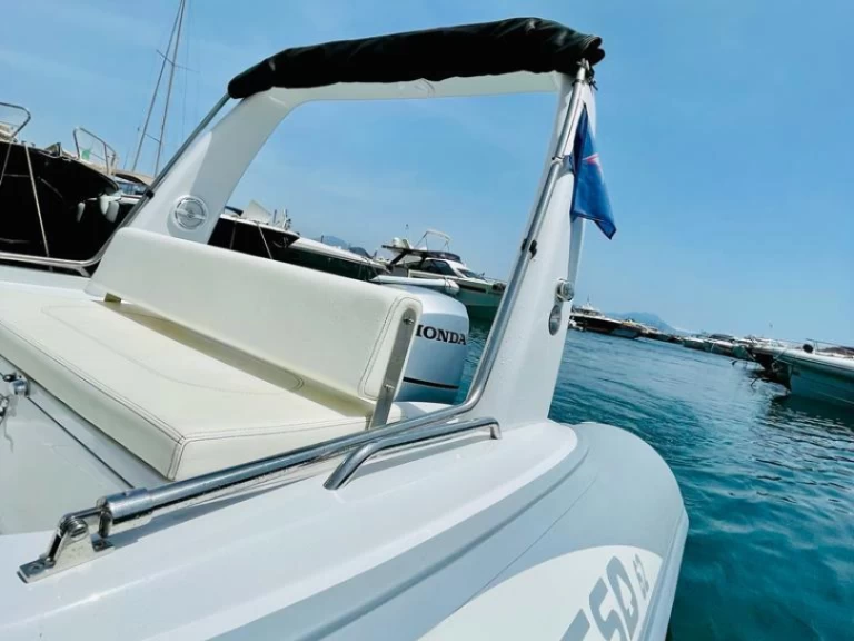 Pronajmout si Asso 62 v Porto di Mergellina