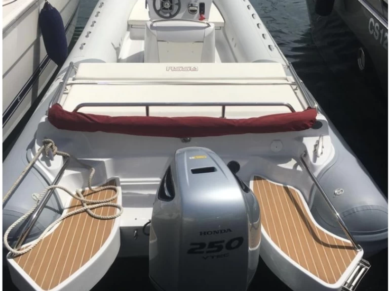 Polotuhá loď k pronájmu v Porto di Mergellina za nejlepší cenu