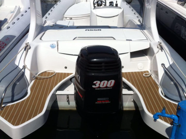 Asso CHARISMA PASSIONE jednotlivci a charterové společnosti v Porto di Mergellina