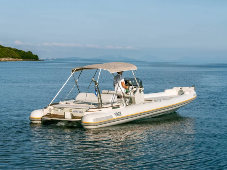 Polotuhá loď k pronájmu v Sývota za nejlepší cenu