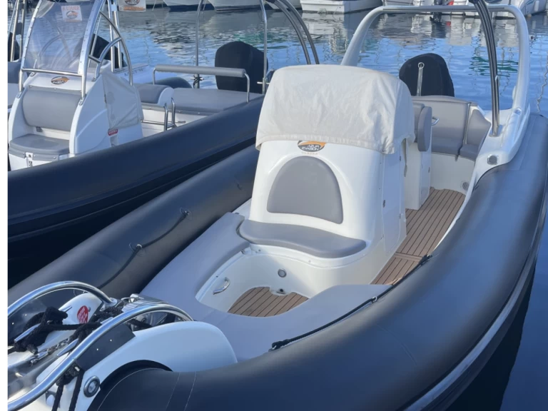 Pronájem Polotuhá loď v Porto-Vecchio -Zodiac Medline III