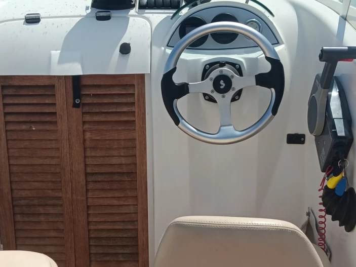 Bénéteau Flyer 650 WA jednotlivci a charterové společnosti v Le Cap d'Agde