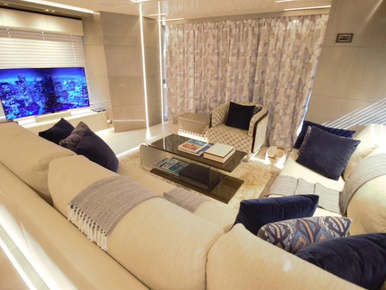 Pronájem Jachta Custom s licencí