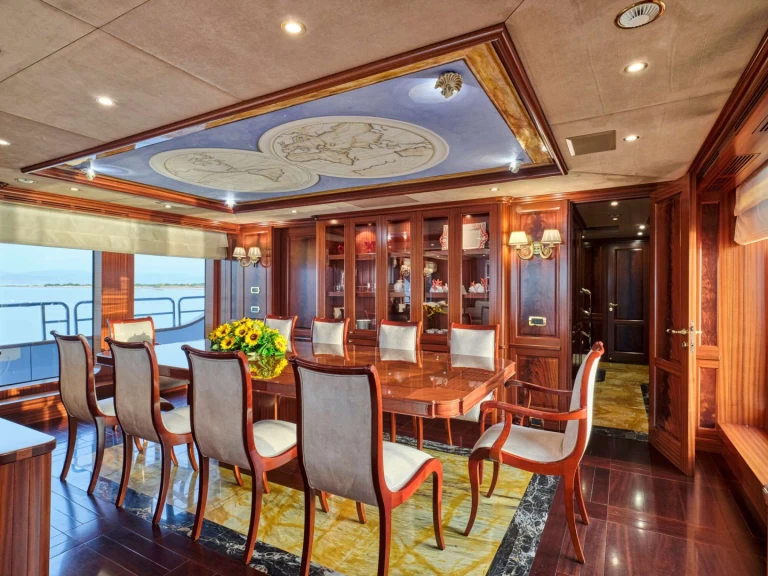 Benetti OPTION B jednotlivci a charterové společnosti v Atény