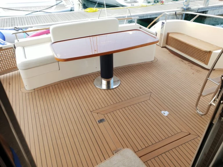 Pronajmout si Riva Riva Dolcevita 70 Super - 3 + 1 cab. v Novigrad
