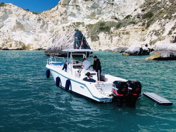 Pronajmout si Mako 282 v Cagliari Port