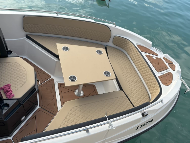 Motorová loď k pronájmu v Sliema za nejlepší cenu