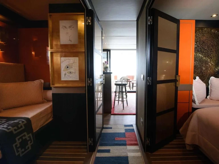 HOUSE OF HÜTTER GOLDFINGER jednotlivci a charterové společnosti v Ibiza Town