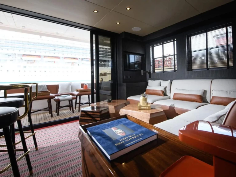 Pronajmout si HOUSE OF HÜTTER GOLDFINGER v Ibiza Town