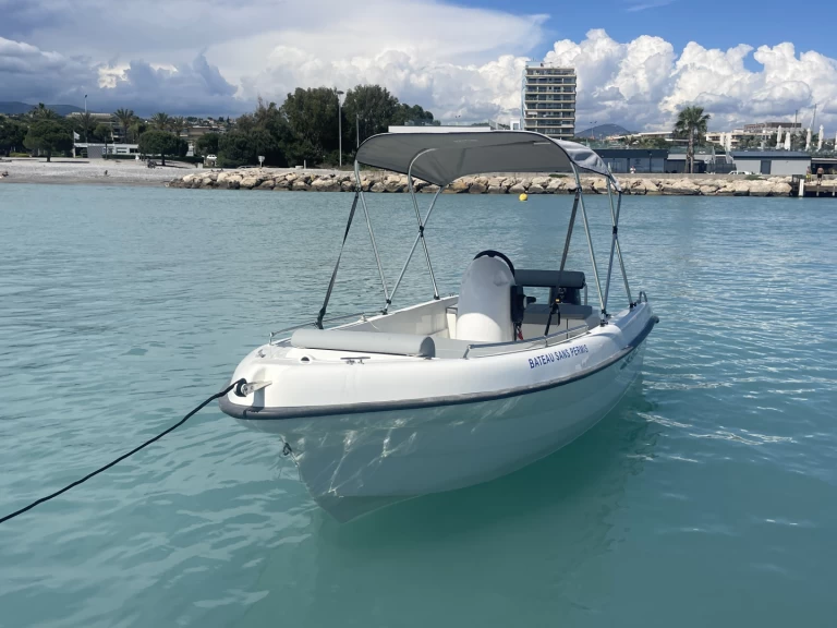 Pronájem Motorová loď Karel s licencí