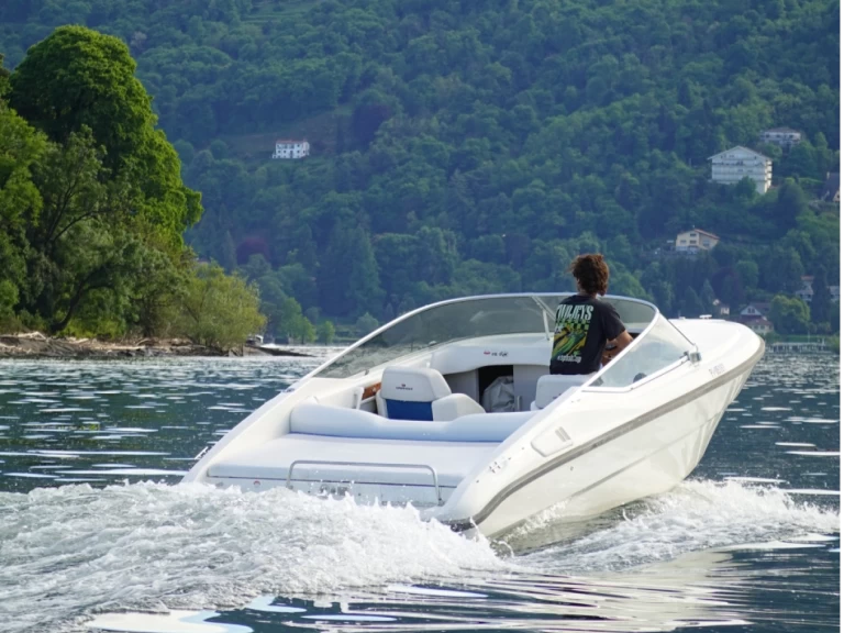 Pronájem Motorová loď Cranchi s licencí