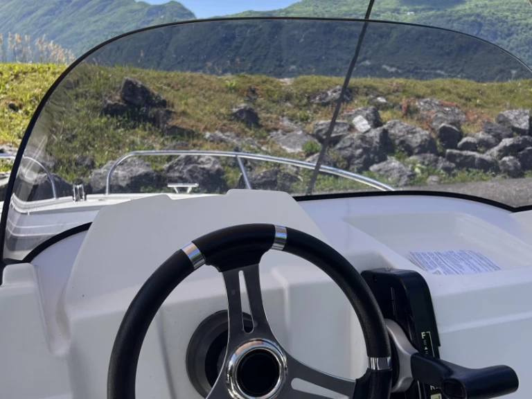 Pronájem Motorová loď Titanium s licencí