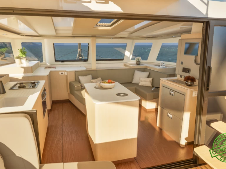 Pronajmout si Fountaine Pajot FP 44 v Le Marin