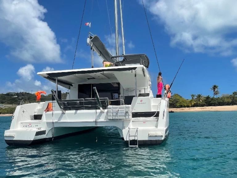 Pronajmout si Fountaine Pajot ISLA 40 (4 CAB + 1 /  2 SDB) v Le Marin