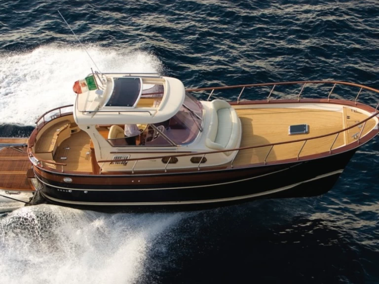 Pronájem lodi Fratelli Aprea Sorrento 36 Hard Top v Catania na Samboatu