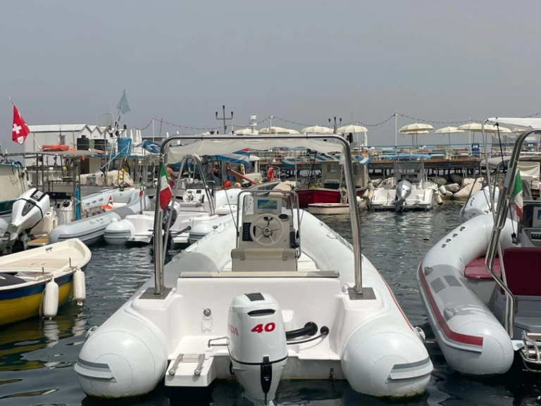 Pronajmout Polotuhá loď se skipperem či ne Selva v Sorrento