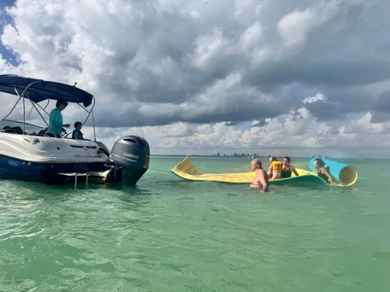 Sea Ray Sea Ray 260 Sundeck jednotlivci a charterové společnosti v Miami