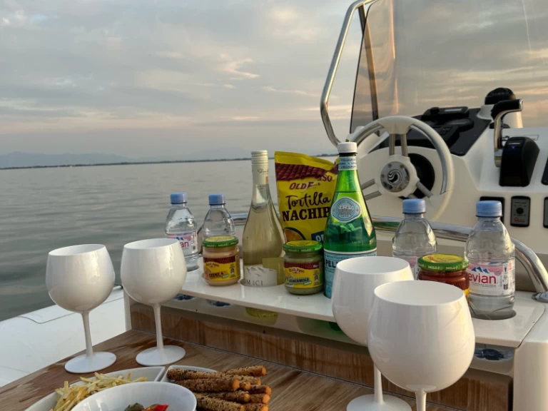 Polotuhá loď k pronájmu v Argelès-sur-Mer za nejlepší cenu