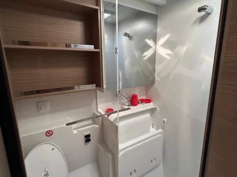 Pronájem lodi Atény lákavé ceny Lagoon 43