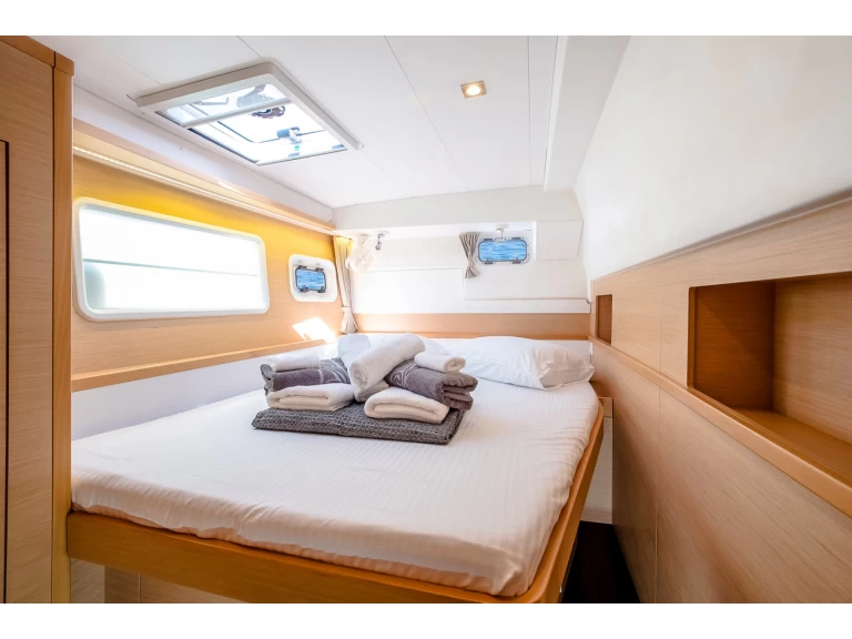 Pronajmout Katamarán se skipperem či ne Lagoon v Alimos